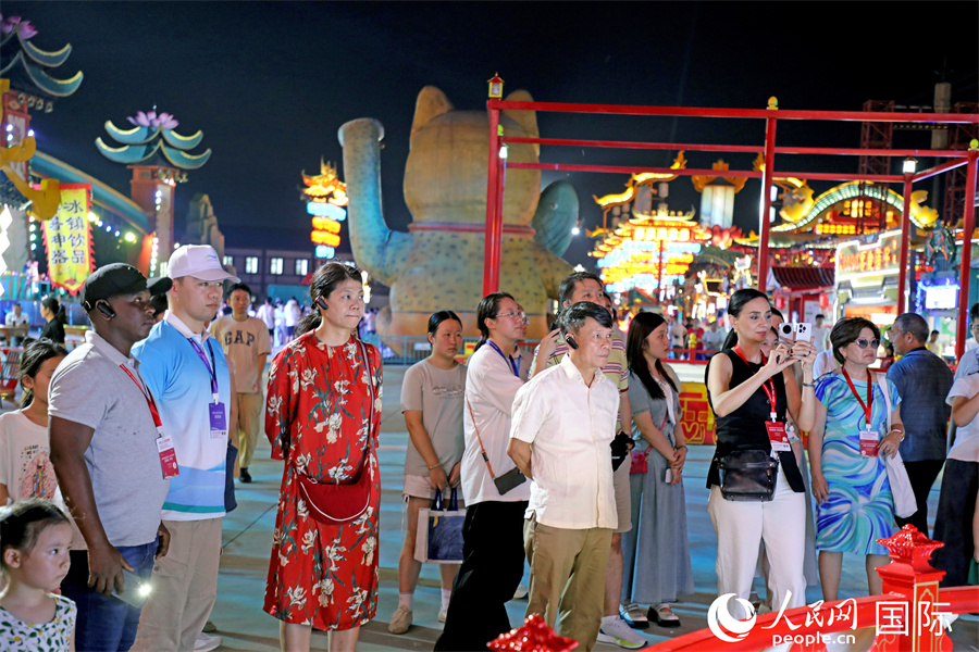 外媒記者在“九江之夜”休閑文旅街區(qū)觀看表演。人民網(wǎng)記者 趙益普攝