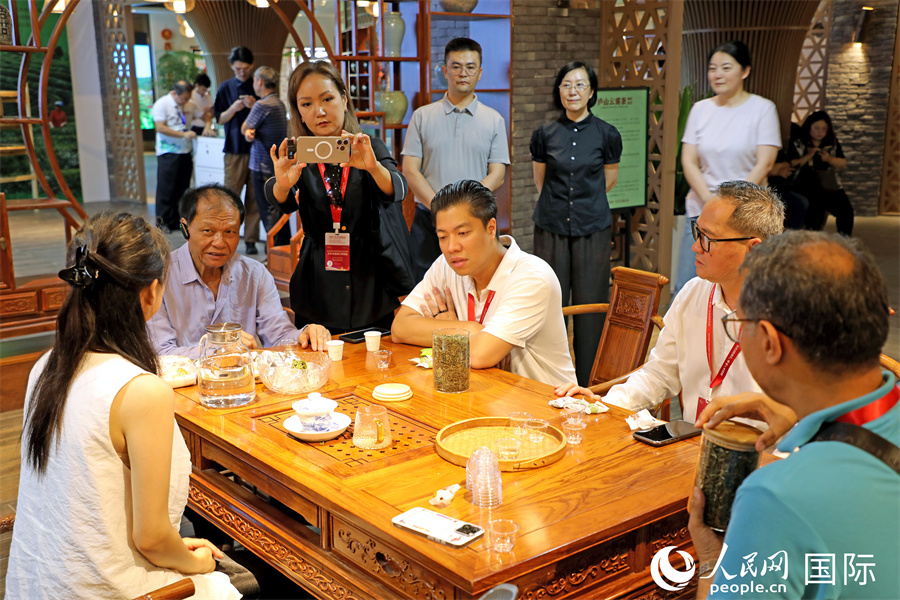 外媒記者在九江茶市體驗(yàn)品嘗廬山云霧茶。人民網(wǎng)記者 趙益普攝