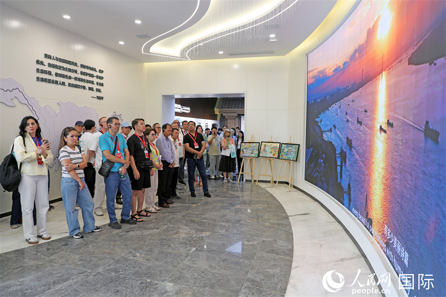 外媒記者在濂溪區(qū)雙溪公園展館內(nèi)聽取講解。人民網(wǎng)記者 趙益普攝