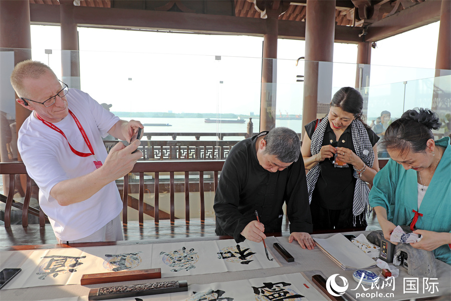 外媒記者在琵琶亭采訪拍攝中國(guó)書法展示。人民網(wǎng)記者 趙益普攝