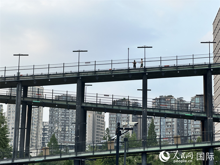 西村大院空中跑道。 人民網(wǎng) 孫書宇攝