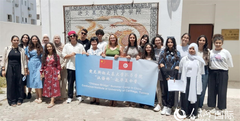 突尼斯青少年在出發(fā)前合影。萊拉·阿提特拉赫攝