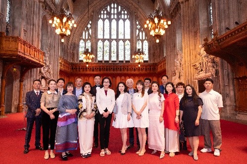 出席蕭伯納紀(jì)念活動的中英嘉賓在倫敦金融城市政廳內(nèi)合影。李海明攝