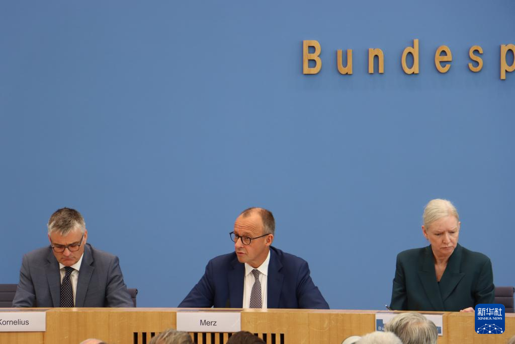 7月18日，德國總理默茨（中）出席在柏林舉行的夏季新聞發(fā)布會(huì)。新華社記者 李函林 攝