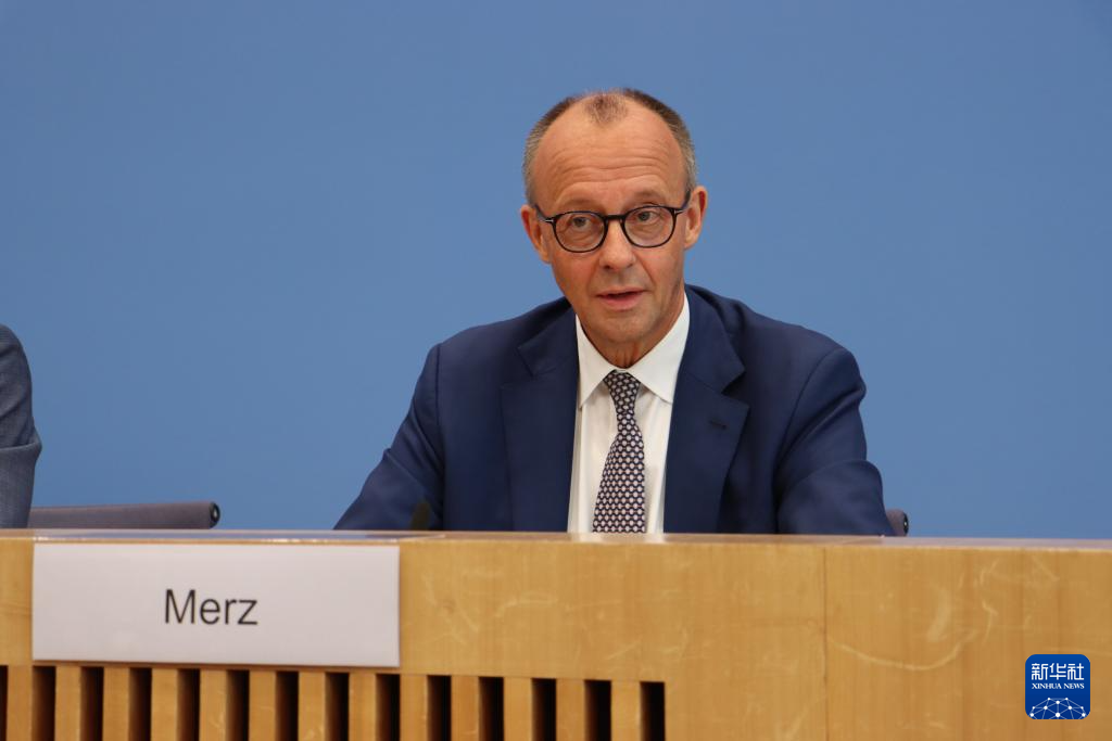 7月18日，德國(guó)總理默茨出席在柏林舉行的夏季新聞發(fā)布會(huì)。新華社記者 李函林 攝