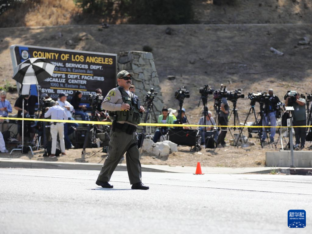 7月18日，警員在美國加利福尼亞州洛杉磯縣發(fā)生爆炸的警察局訓(xùn)練設(shè)施入口處值守。新華社發(fā)（邱晨攝）