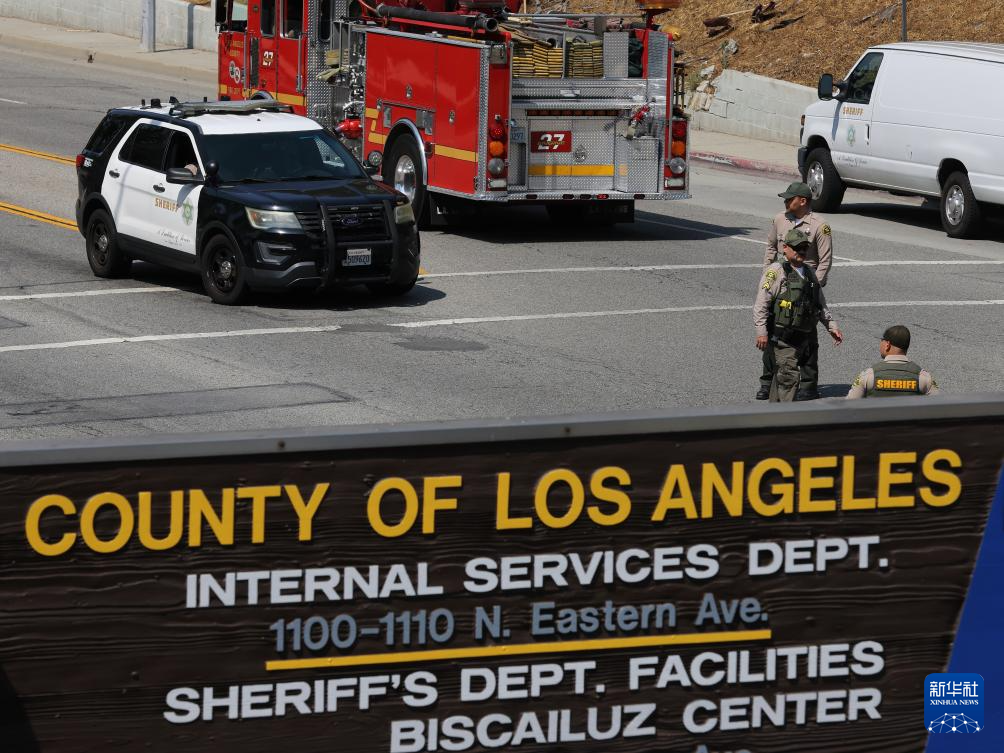 7月18日，警員在美國加利福尼亞州洛杉磯縣發(fā)生爆炸的警察局訓(xùn)練設(shè)施入口處值守。新華社發(fā)（邱晨攝）