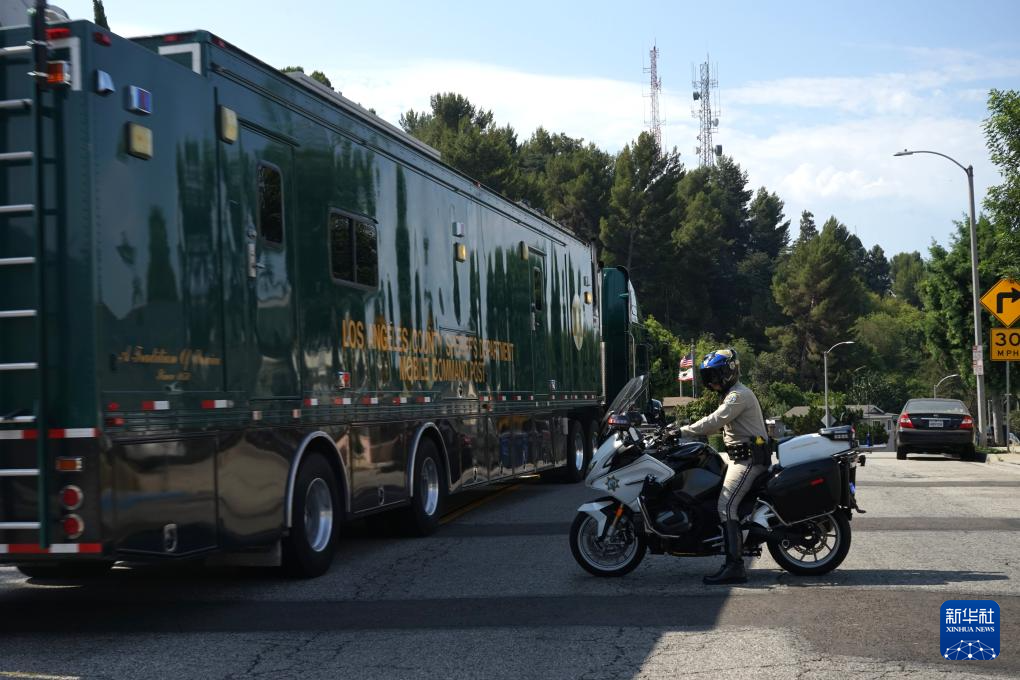 7月18日，警員在美國加利福尼亞州洛杉磯縣發(fā)生爆炸的警察局訓(xùn)練設(shè)施入口處值守。新華社發(fā)（曾慧攝）
