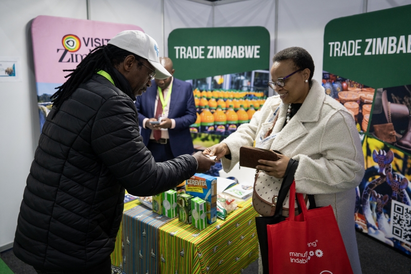 展會(huì)上，非洲客戶互相留下聯(lián)系方式。 希拉茲·莫林 攝