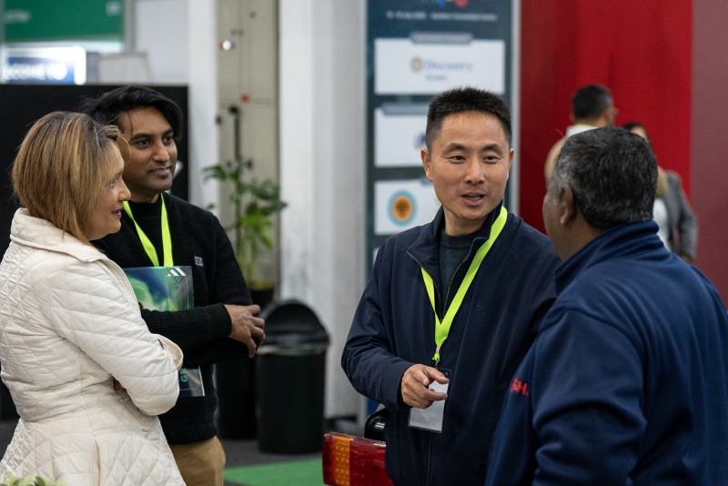 中企代表向非洲客戶介紹。 希拉茲·莫林 攝