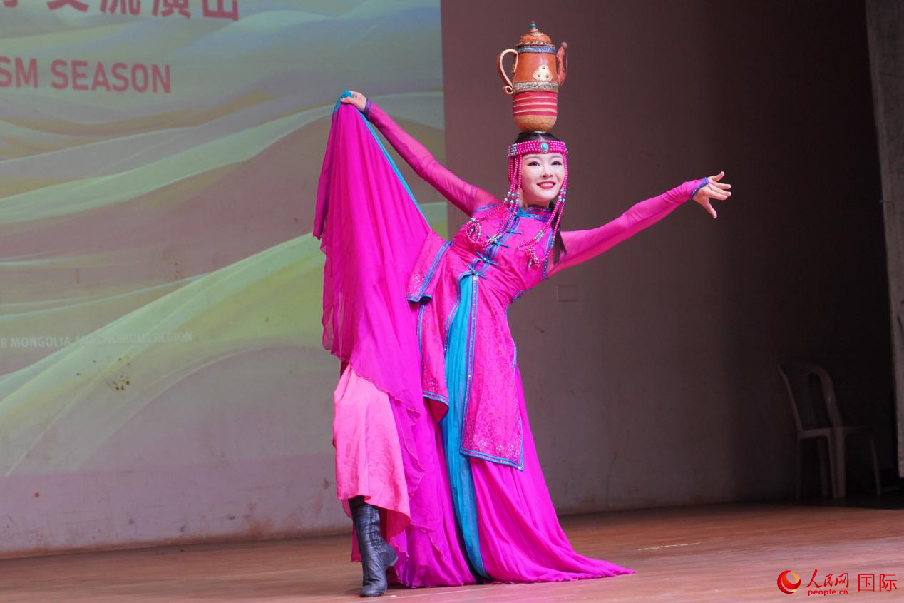 中國演員在表演傳統(tǒng)舞蹈。人民網(wǎng)記者 黃煒鑫攝