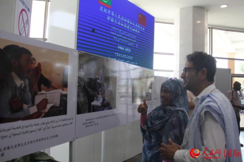 與會(huì)嘉賓豎起大拇指，為中毛友誼點(diǎn)贊喝彩。人民網(wǎng)記者 鄒松攝