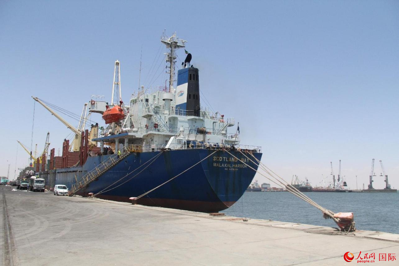 友誼港正在裝卸白砂糖。人民網記者 鄒松攝