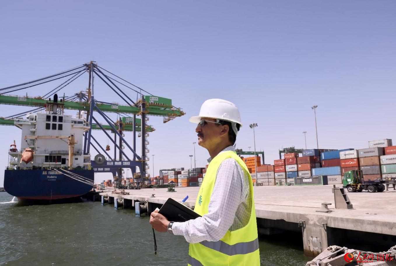 友誼港港務局局長技術顧問費薩爾在現(xiàn)場巡視。人民網記者 管克江攝