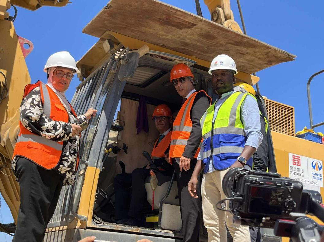 裝備部部長(zhǎng)操作啟動(dòng)旋挖鉆。四川路橋供圖