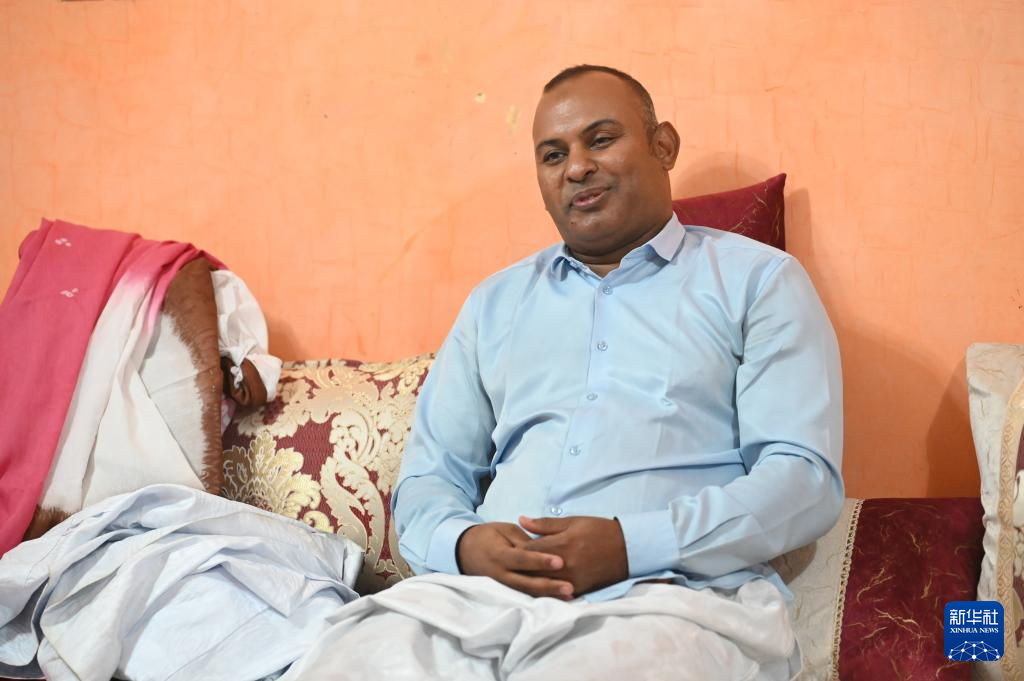 6月16日，毛里塔尼亞留華畢業(yè)生協(xié)會主席、高等教育和科學研究部部長顧問亞爾班·侯賽因·卡拉希在努瓦克肖特接受新華社記者專訪。新華社記者 代賀 攝