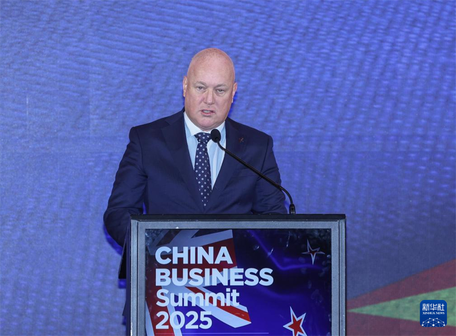 7月18日，在新西蘭奧克蘭，新西蘭總理克里斯托弗·拉克森在中國商業(yè)峰會2025上致辭。新華社記者 龍雷 攝