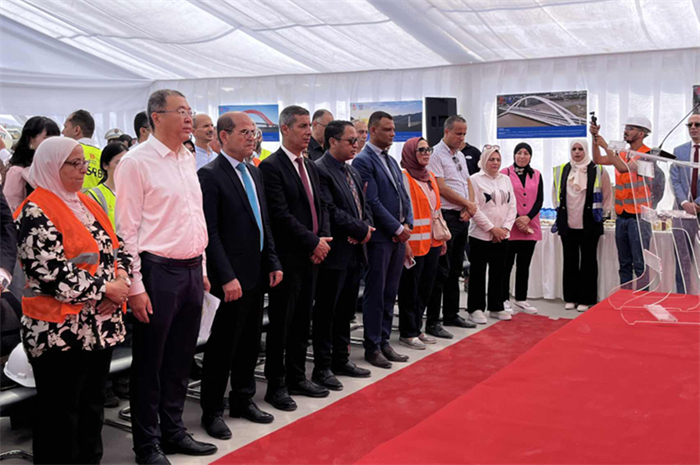 突尼斯比塞大大橋首根永久樁啟動(dòng)鉆孔施工啟動(dòng)儀式現(xiàn)場(chǎng)。四川路橋供圖