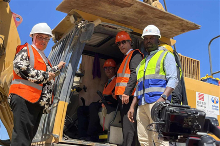 突尼斯住房裝備部部長(zhǎng)薩拉·扎赫夫拉尼（左二）操作啟動(dòng)旋挖鉆。四川路橋供圖