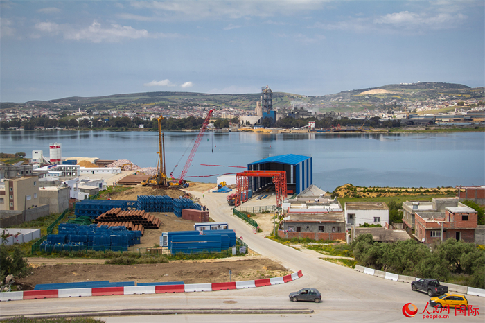 突尼斯比塞大大橋項(xiàng)目施工現(xiàn)場(chǎng)。人民網(wǎng)記者 薛丹攝