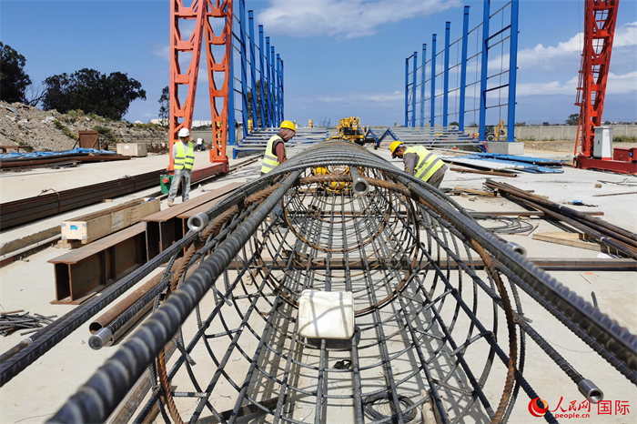 突尼斯比塞大大橋項(xiàng)目施工現(xiàn)場(chǎng)。人民網(wǎng)記者 薛丹攝