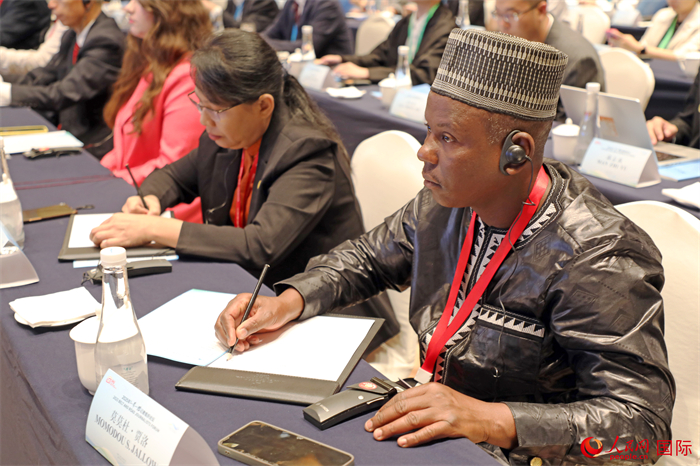 出席論壇的嘉賓在認真聽講。人民網(wǎng)記者 趙益普攝