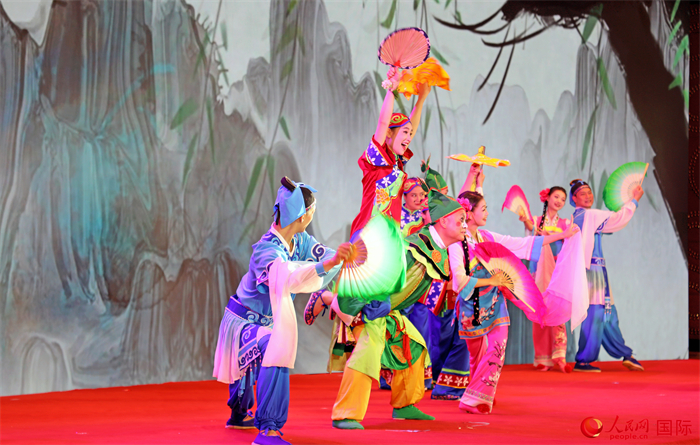 論壇當晚舉行的晚宴活動上，贛州市的藝術(shù)家們帶來了當?shù)貍鹘y(tǒng)文藝表演。人民網(wǎng)記者 趙益普攝