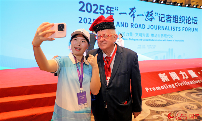 論壇期間，當?shù)刂驹刚咄饷郊钨e自拍留念。人民網(wǎng)記者 趙益普攝