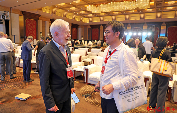 論壇期間，外媒代表交流互動。人民網(wǎng)記者 趙益普攝