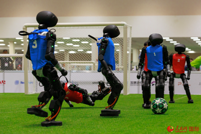 人形機器人足球比賽現(xiàn)場。人民網(wǎng) 克勞迪婭·馬爾提尼攝