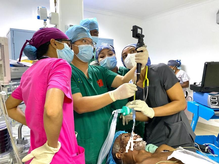 第20期中國(guó)援圭亞那醫(yī)療隊(duì)隊(duì)長(zhǎng)杜伯祥（左二）為圭亞那醫(yī)生演示支氣管封堵技術(shù)。 第20期中國(guó)援圭亞那醫(yī)療隊(duì)供圖