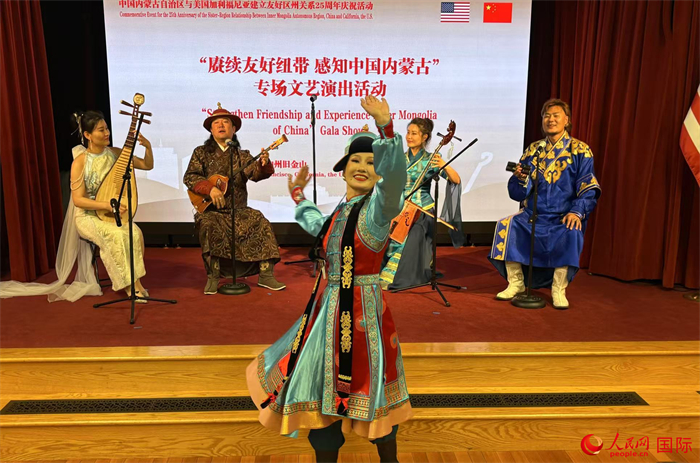內(nèi)蒙古代表團(tuán)帶來(lái)現(xiàn)場(chǎng)表演。人民網(wǎng)記者 鄧圩攝