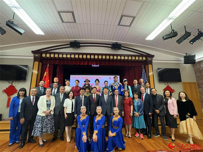 內(nèi)蒙古代表團(tuán)與現(xiàn)場(chǎng)嘉賓合影（第二排左七為中國(guó)駐舊金山總領(lǐng)事張建敏，左八為內(nèi)蒙古自治區(qū)副主席奇巴圖）。人民網(wǎng)記者 鄧圩攝