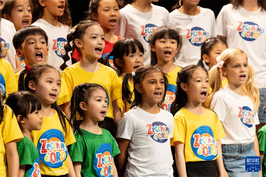 7月18日，在意大利博洛尼亞，繡球花小合唱團與安東尼亞諾小合唱團的團員們一起演唱歌曲。新華社記者 李京 攝