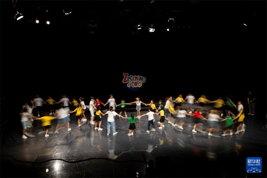 7月18日，在意大利博洛尼亞，繡球花小合唱團(tuán)與安東尼亞諾小合唱團(tuán)的團(tuán)員們一起表演。新華社記者 李京 攝