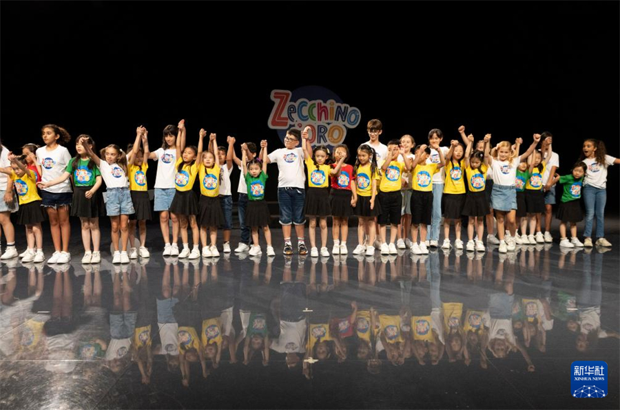 7月18日，在意大利博洛尼亞，繡球花小合唱團(tuán)與安東尼亞諾小合唱團(tuán)的團(tuán)員們一起向觀眾致意。新華社記者 李京 攝