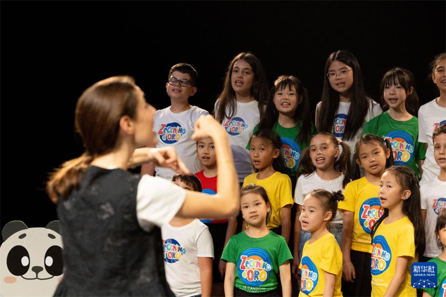 7月18日，在意大利博洛尼亞，繡球花小合唱團(tuán)與安東尼亞諾小合唱團(tuán)的團(tuán)員們一起演唱歌曲。新華社記者 李京 攝