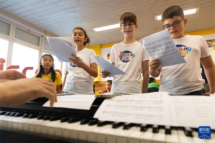 7月18日，在意大利博洛尼亞，繡球花小合唱團(tuán)與安東尼亞諾小合唱團(tuán)的團(tuán)員們一起練習(xí)歌曲。新華社記者 李京 攝