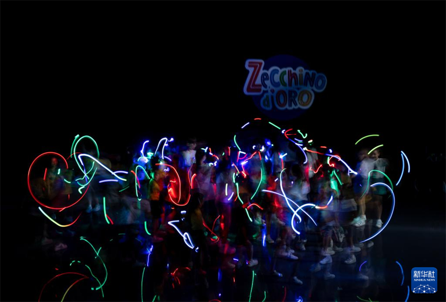 7月18日，在意大利博洛尼亞，繡球花小合唱團(tuán)與安東尼亞諾小合唱團(tuán)的團(tuán)員們一起表演。新華社記者 李京 攝