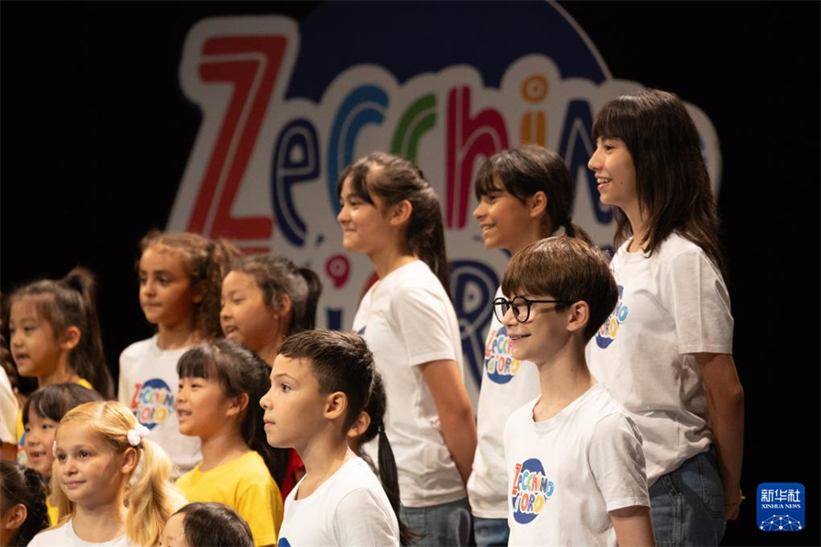 7月18日，在意大利博洛尼亞，安東尼亞諾小合唱團與繡球花小合唱團一起表演。新華社記者 李京 攝