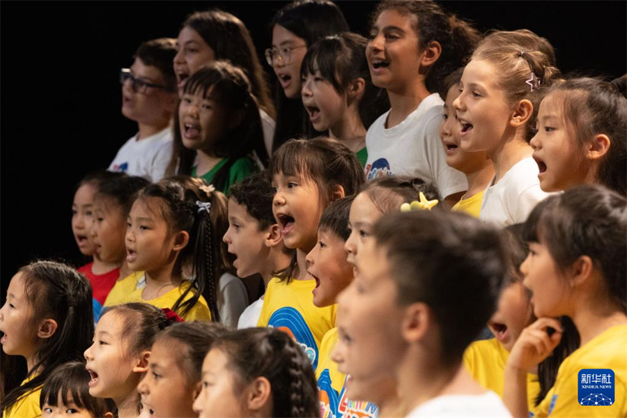 7月18日，在意大利博洛尼亞，繡球花小合唱團(tuán)與安東尼亞諾小合唱團(tuán)的團(tuán)員們一起演唱歌曲。新華社記者 李京 攝
