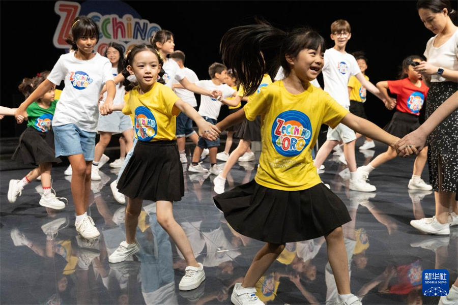 7月18日，在意大利博洛尼亞，繡球花小合唱團(tuán)與安東尼亞諾小合唱團(tuán)的團(tuán)員們一起表演。新華社記者 李京 攝