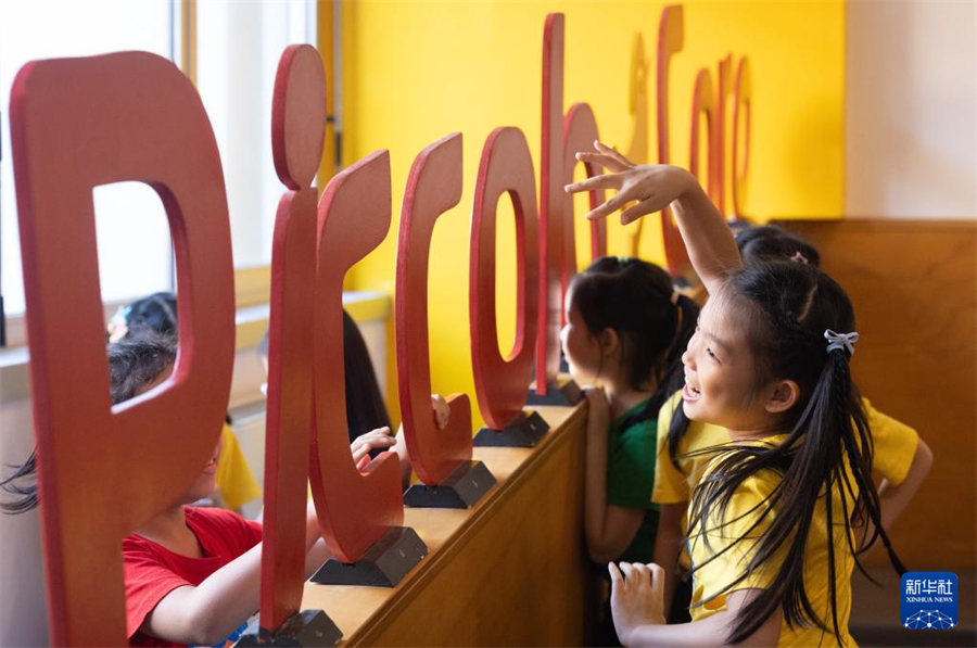 7月18日，在意大利博洛尼亞，繡球花小合唱團(tuán)的團(tuán)員們在安東尼亞諾小合唱團(tuán)團(tuán)部玩耍。新華社記者 李京 攝