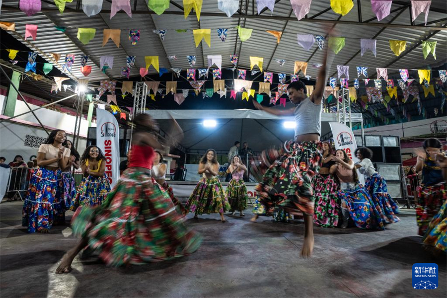 7月19日，在巴西里約熱內(nèi)盧的曼吉尼奧斯社區(qū)，舞者在“豐收節(jié)”活動上表演傳統(tǒng)舞蹈。新華社記者 王天聰 攝