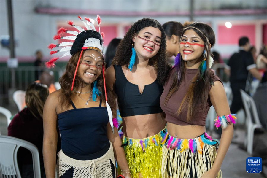 7月19日，在巴西里約熱內(nèi)盧的曼吉尼奧斯社區(qū)，身著特色服飾的女子在“豐收節(jié)”活動(dòng)上合影。新華社記者 王天聰 攝