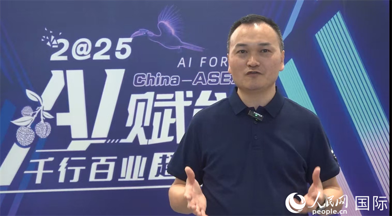 Makerwit Technology創(chuàng)智科技市場(chǎng)總經(jīng)理徐波分享AI賦能制造業(yè)的經(jīng)驗(yàn)。人民網(wǎng)記者 簡(jiǎn)承淵攝