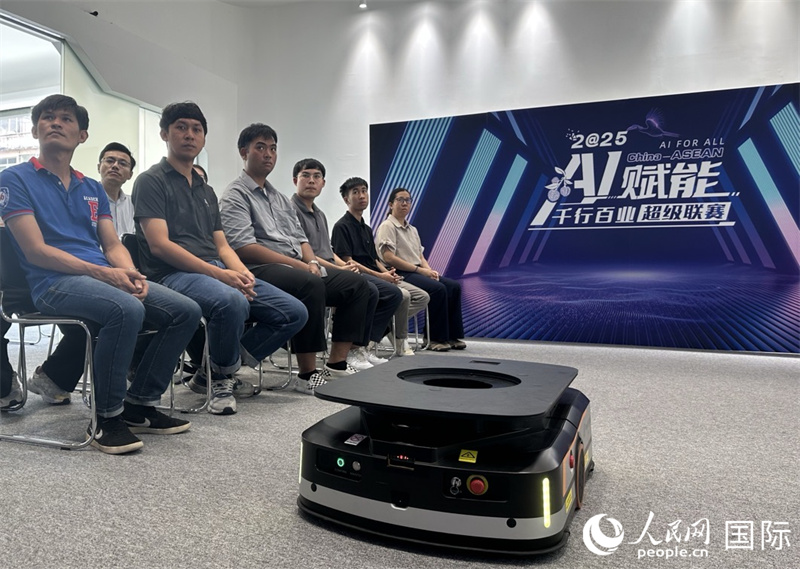 工業(yè)機(jī)器人AGV在分會(huì)場(chǎng)工作展示。人民網(wǎng)記者 簡(jiǎn)承淵攝