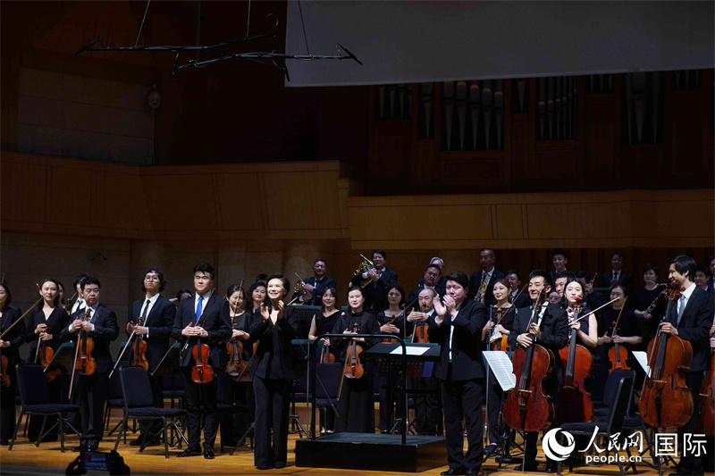 謝幕之際，指揮陳琳特意空出指揮臺，以此獨特方式紀念小澤征爾。 人民網(wǎng) 喻亮攝