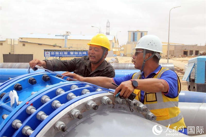 工作人員在檢查主水管設(shè)備。人民網(wǎng)記者鄒松攝