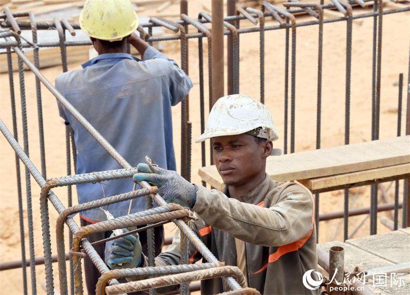 一名工人在捆扎鋼筋。人民網(wǎng)記者 管克江攝